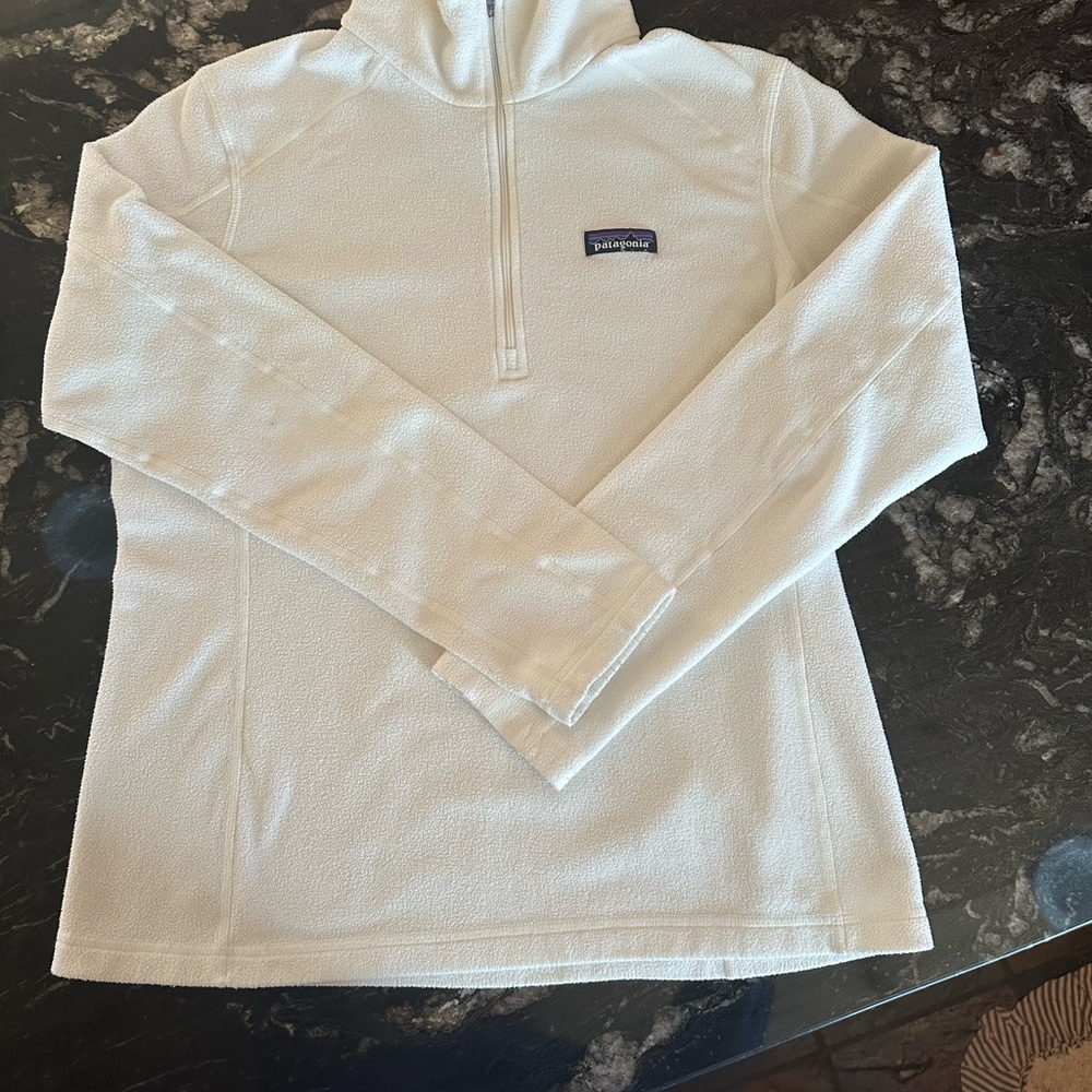 Women’s Patagonia L 1/4 zip Fleece 1st layer. Super warm!